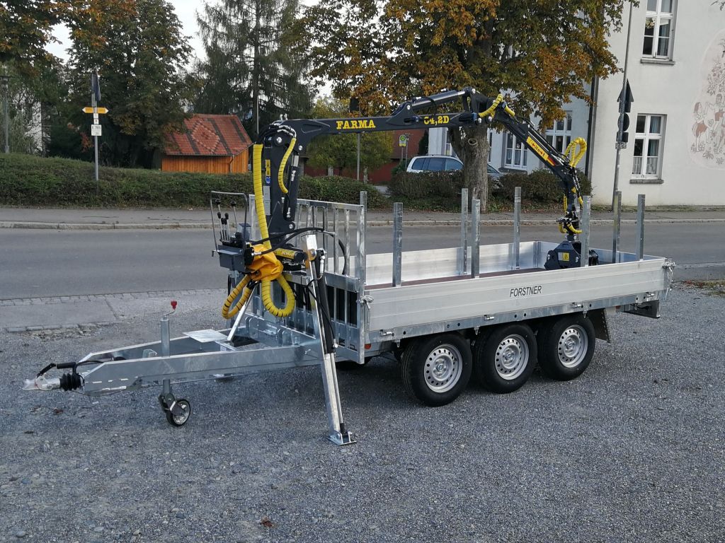 Forstner F3-H mit Tridemachse mit Farma C4,2D Forstkran produkte pkwanhaenger pkw anhaenger mit kran 3