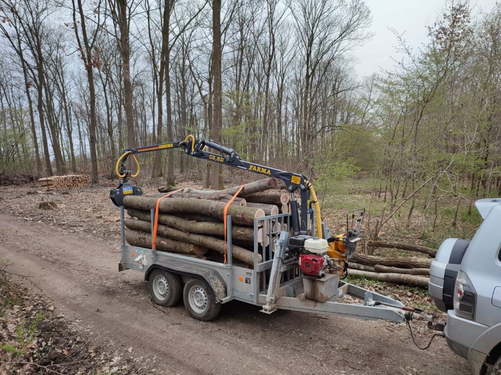 PKW Anhänger Forstner F3-T mit Farma C3,8 Forstkran produkte pkwanhaenger pkw anhaenger mit kran 3