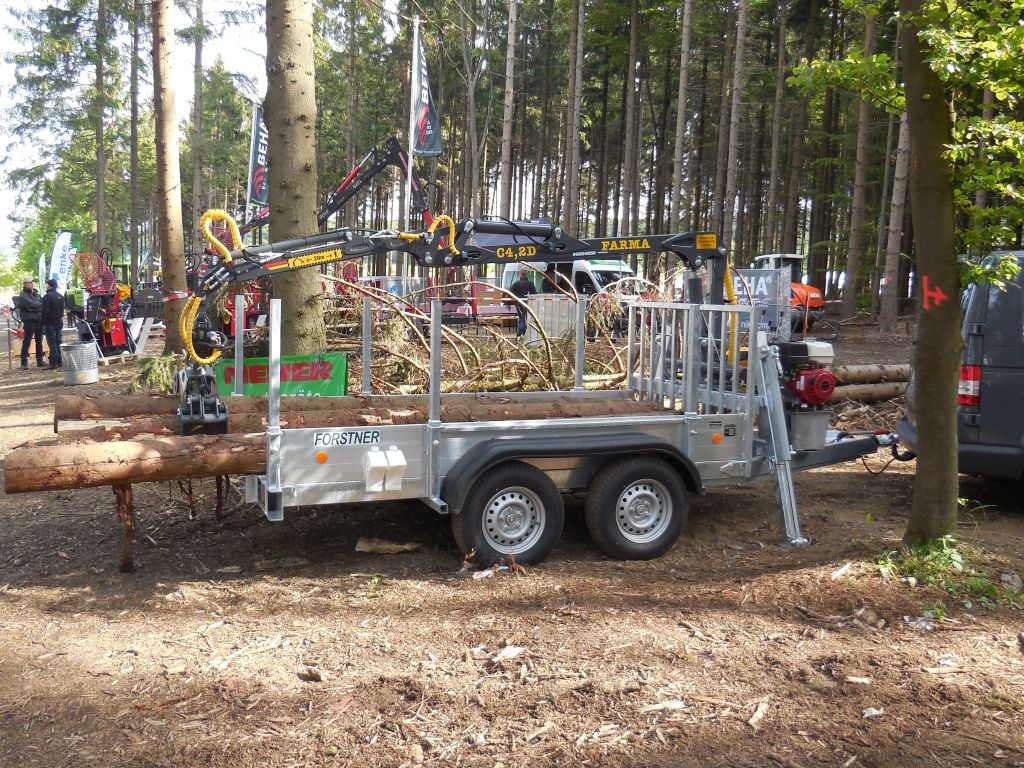 300x225 images produkte pkwanhaenger pkw anhaenger mit forstkran 3